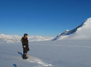 Guest enjoying the view on the glacier, during a snowmobiletrip 