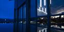 Restaurant Nansen sett fra utsiden i blått kveldslys gjennom vinduene i restauranten
