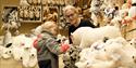 En voksen og et barn i Svalbardbutikkens suvenir- og gaveavdeling
