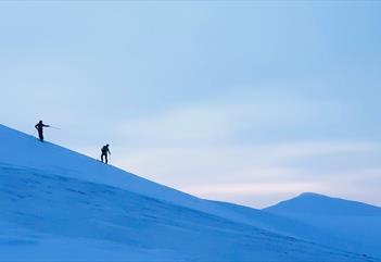 Trollsteinen ski: Alpine ski touring from the summit- Svalbard Wildlife Expeditions