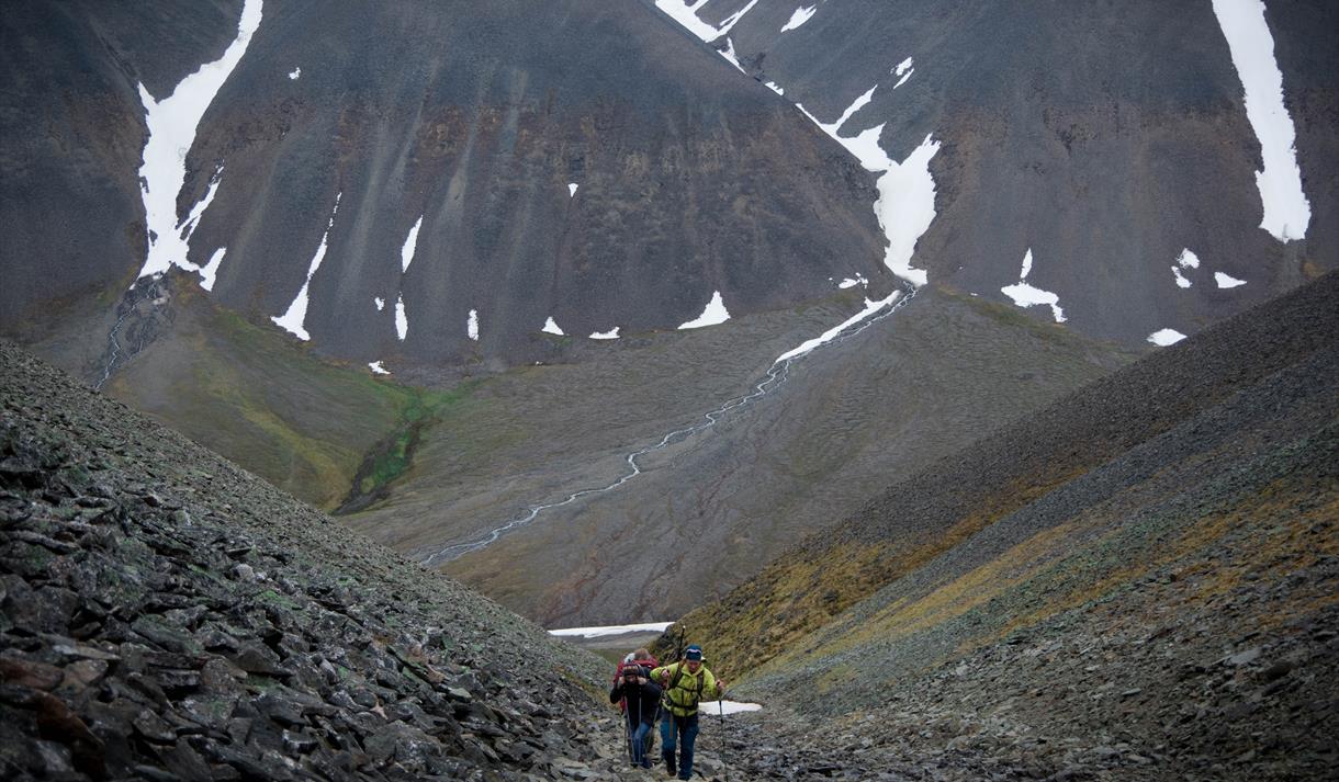 Personer vandrer i fjellet