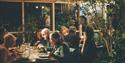 En gruppe med gjester som spiser middag i Vinterhagen Restaurant