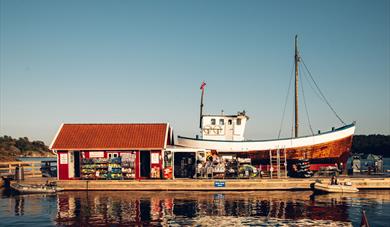 båter og folk ved Valle gjestebrygge