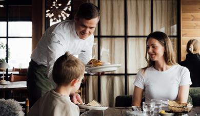 family lunch at restaurant Bjørk at Gaustablikk Mountain Resort