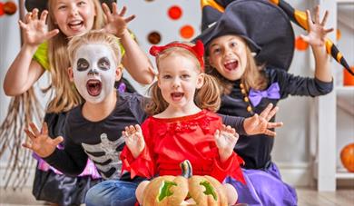 Bilde av barn som har kledd seg ut til Halloween