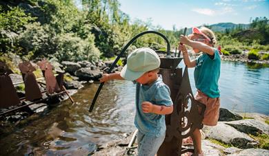 children playing on the experience trail Vasseventyret at Haukeli