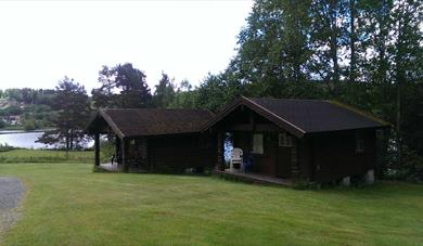 2 brunbeisa hytter på Gåsodden camping