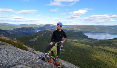 man climbing on Hægefjell in Nissedal