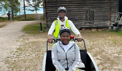 Sykkelturen2022 går 6. august gjennom Drangedal med tre stoppesteder i kommunen. Her øves det på bruk av triobike.