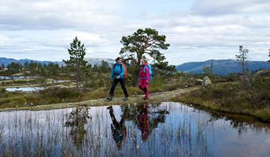 2 jenter går tur på Hægefjell