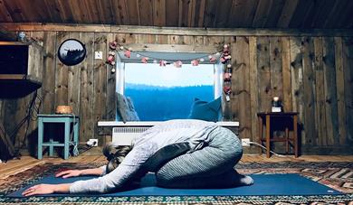 Yogalåva. På bilde en jente som gjør yoga.