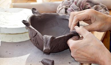 lage en gjenstand av leira