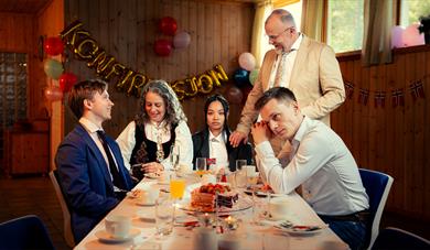 gruppe mennesker som sitter rundt et bord