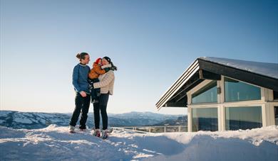 family at Lifjelltunet in the winter 