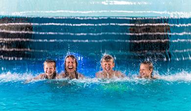 mother with her children under the waterfall in the bathing park at Quality Hotel Skjærgården in Langesund 