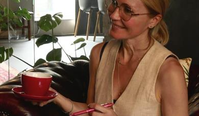 dame med en kopp kaffe