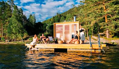 gjester koser seg på Heit Telemark Sauna ved Lien Gård