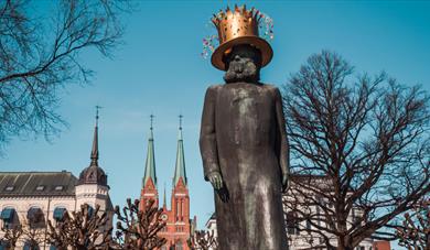 Henrik Ibsen statue med krone