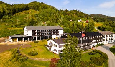 dronebilde av Morgedal Hotell