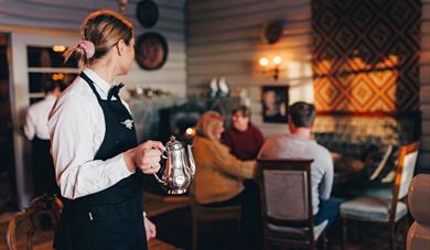 Waitress at restaurant at Tuddal Høyfjellshotell