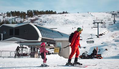 mann og barn på Gautefall skisenter