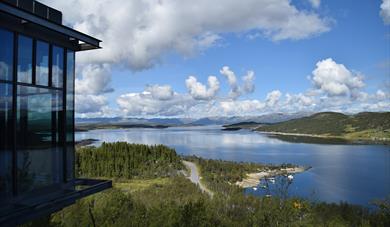 Utsikt fra terrassen på Hardangervidda Nasjonalparksenter til møsvatn