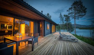 stor hytte med flott terrasse og utsikt på Vrådal Hyttegrend