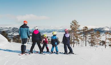 familie på Vrådal Panorama skisenter