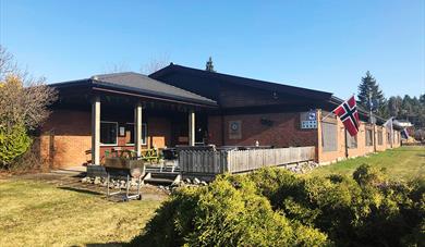 Fassade Lunde Vandrerhjem og terrasse