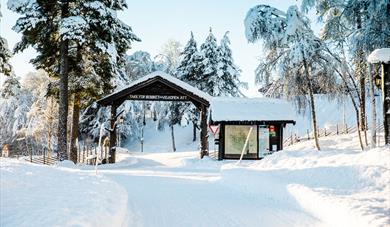 Innkjørselen til Groven Camping & Hyttegrend om vinteren