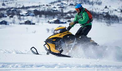 mann på snøscooter