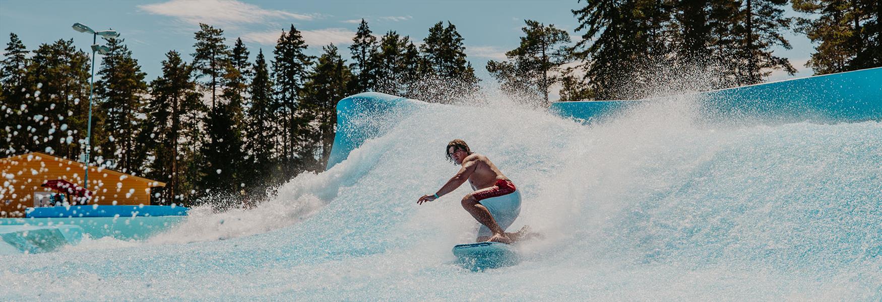 gutt som surfer på Bø Sommarland