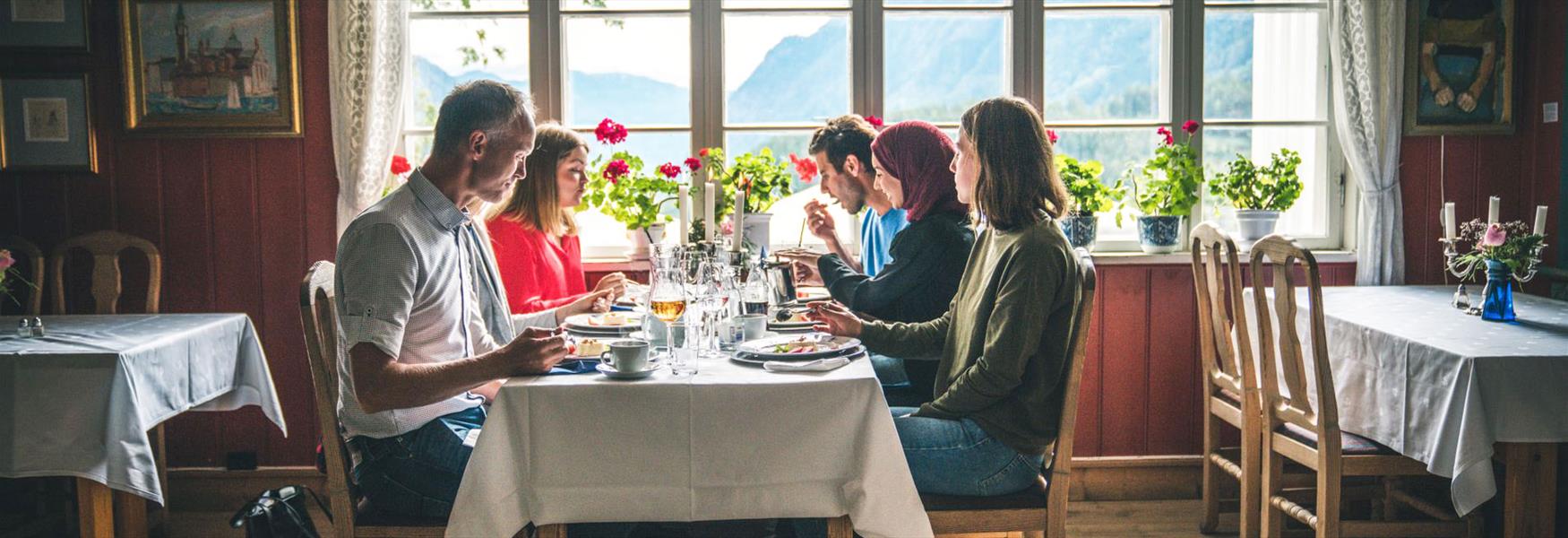 group eating at Nutheim guest house