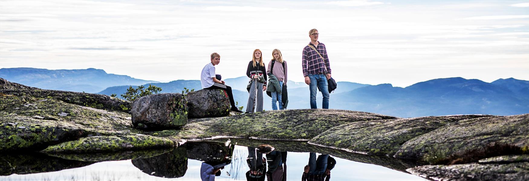 familie på vandretur i Vrådal