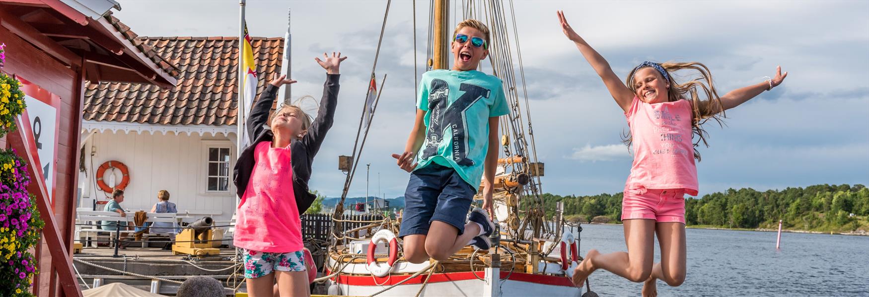 Children at Langesund pier