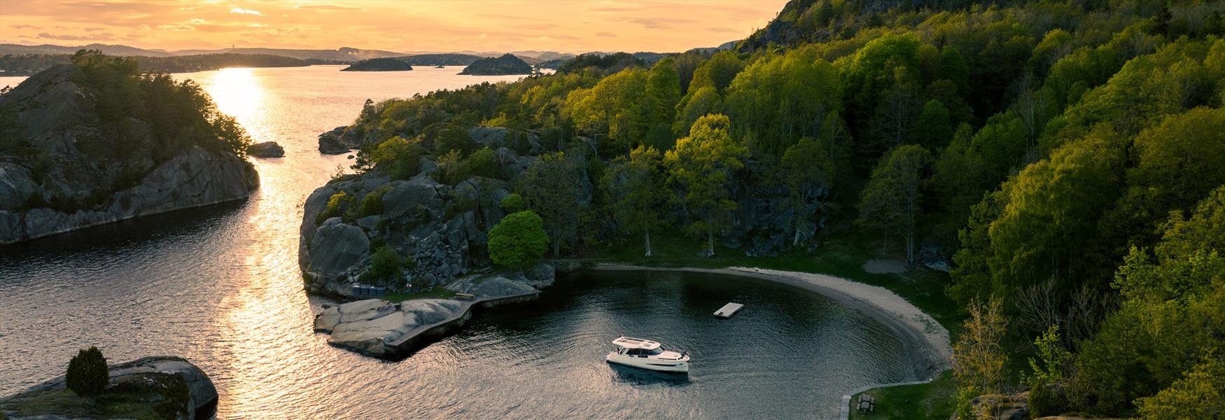 boat from Canal Boats Telemark is located in the bay of paradise