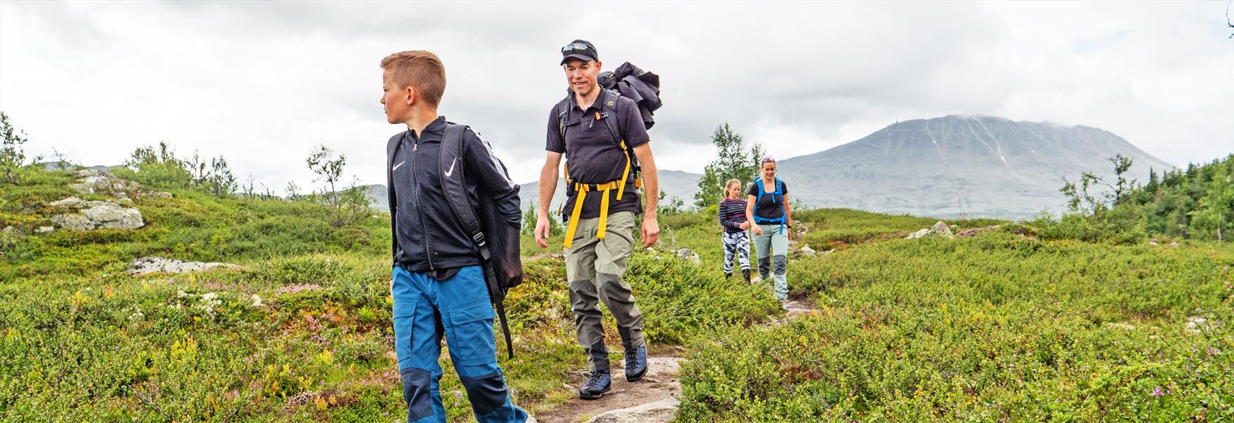 family on a hike in the Gausta area