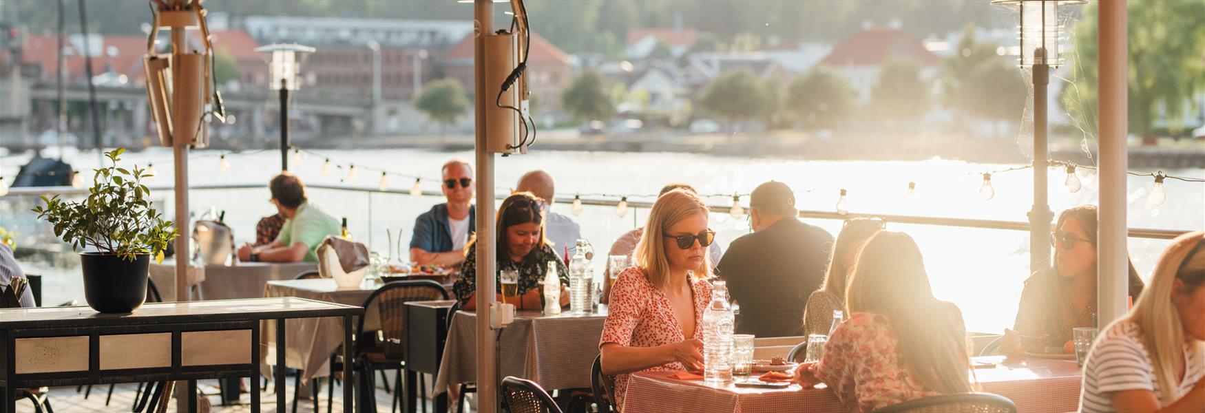 folk som sitter på uterestaurant i Porsgrunn