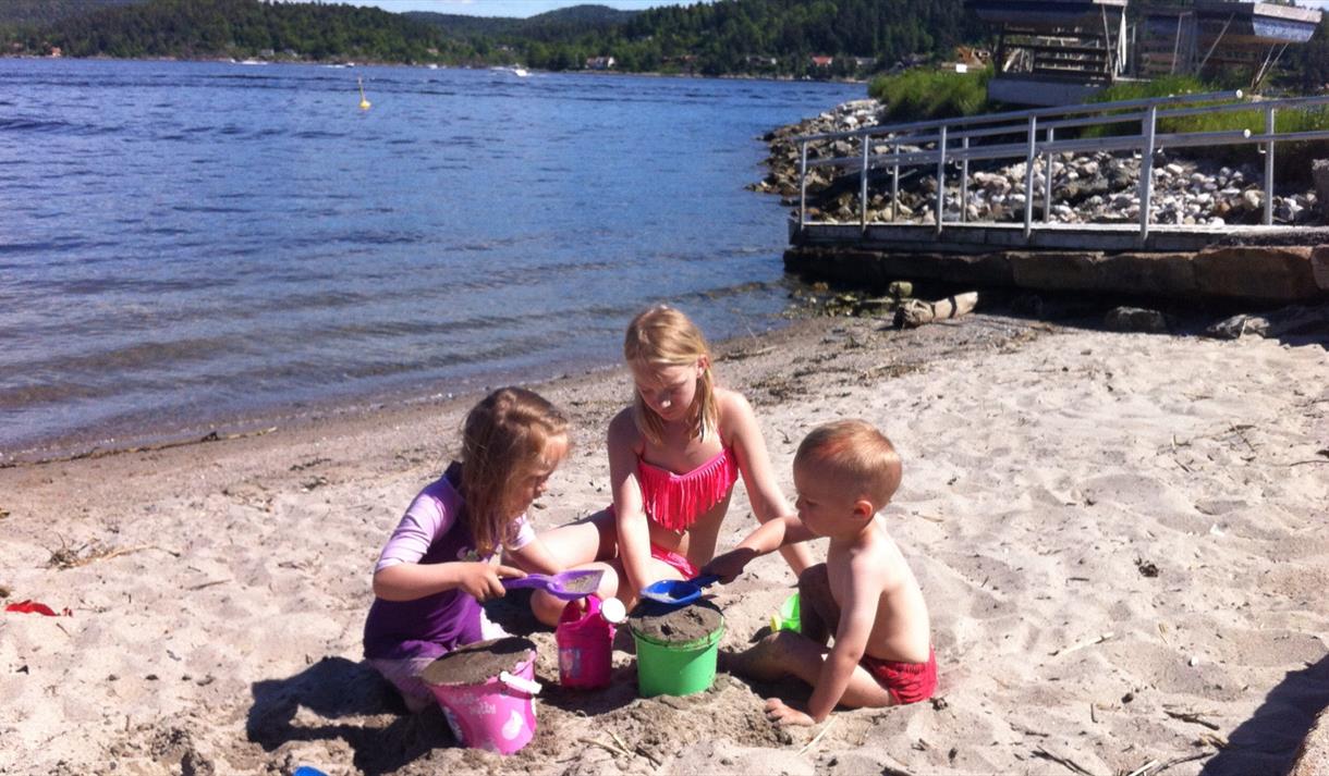 barn som leker på øya badestrand, Brevik