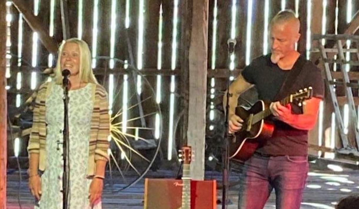 Anne og Jon på låven i 2022. Stor stemning