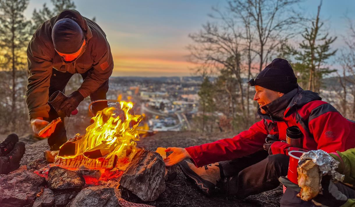 people are sitting around a campfire on Borgåsen