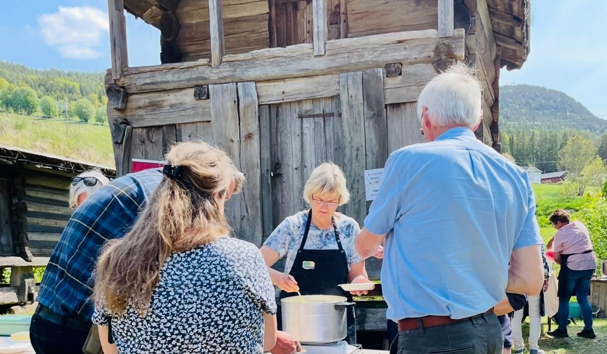 Bygdekvinnelaget kjem med romegraut og utstillinga «nøysom og beredskap»