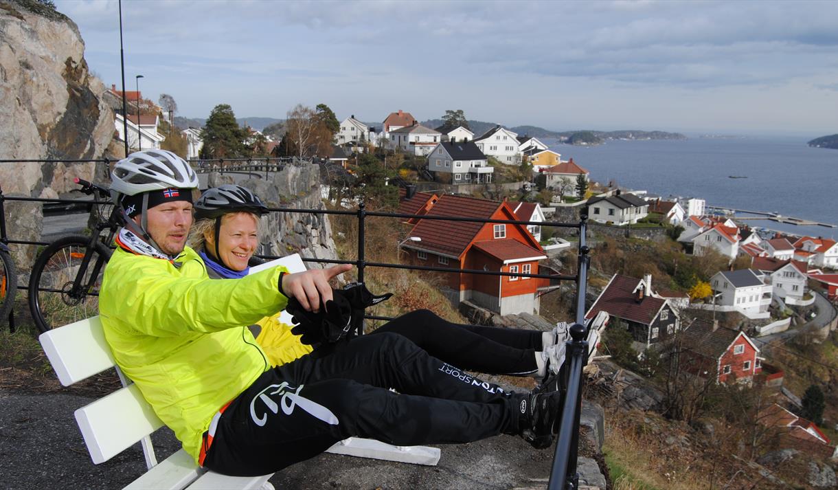 2 som sitter på utsiktspunkt i Kragerø