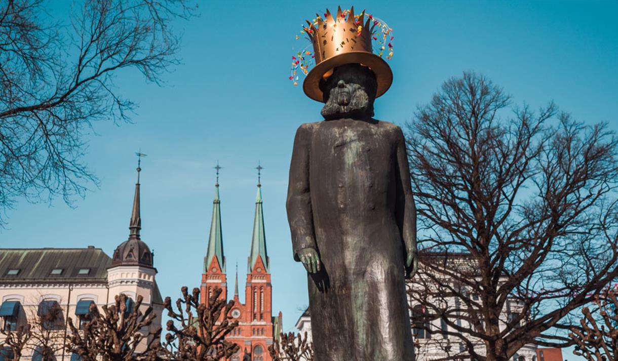 Henrik Ibsen statue with crown