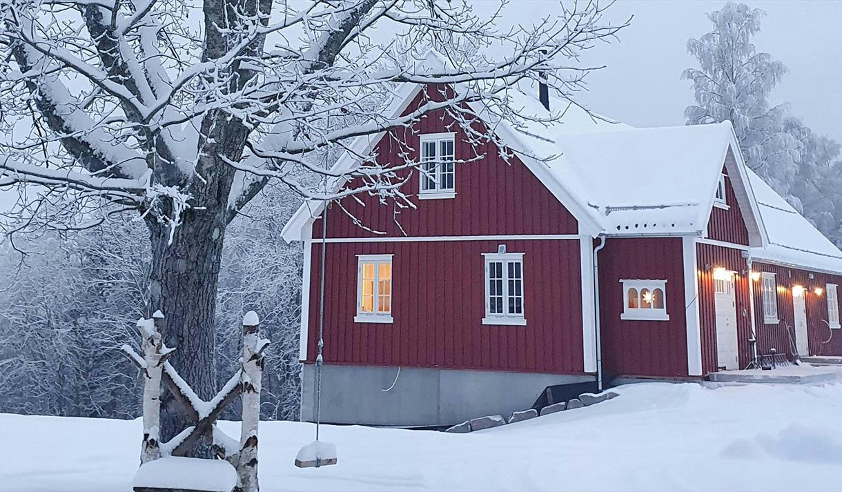 rød hus om vinteren