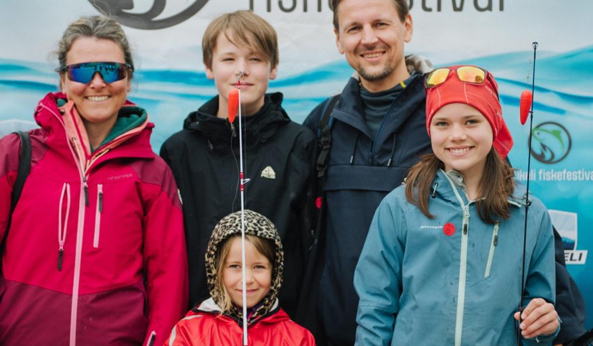 familie på fiskefestival på Haukeli
