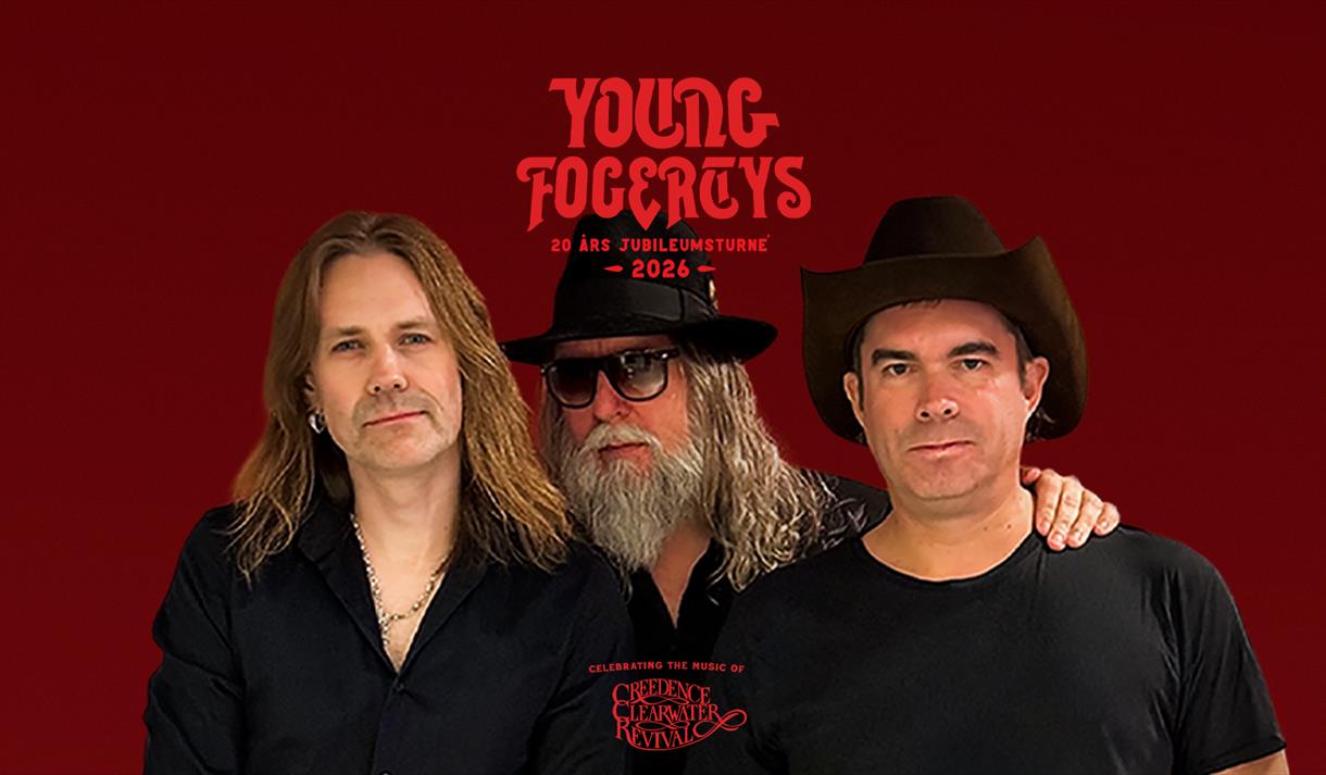 tre menn, to med sorte hatter, to med lagt hår og en med skjegg, vinrød bakgrunn