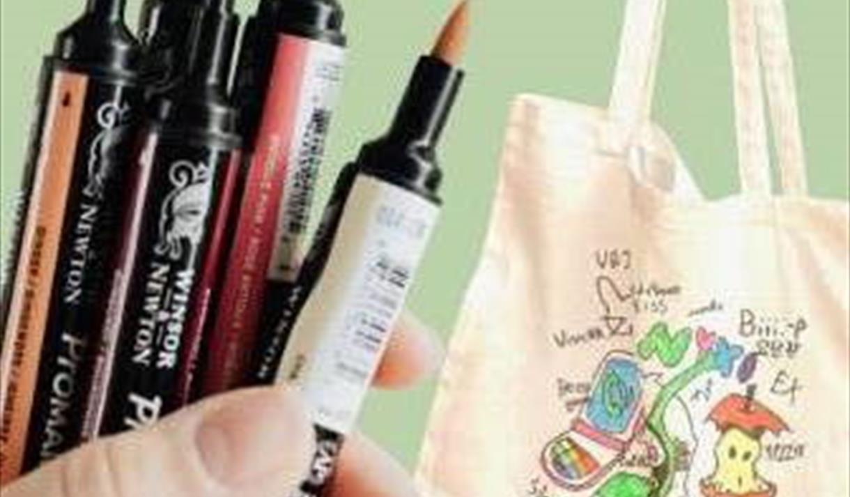 bilde med limefarget bakgrunn, tusjer med ulike farger