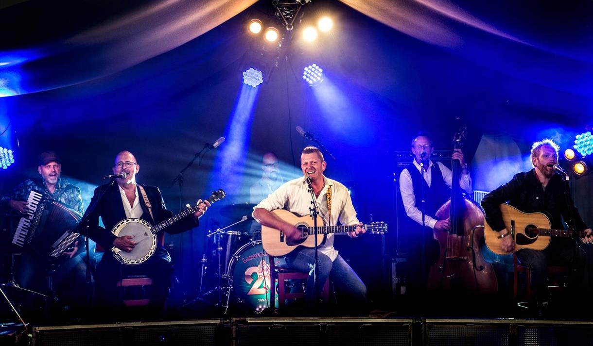 bilde av 5 menn med gitar, kontrabass og banjo