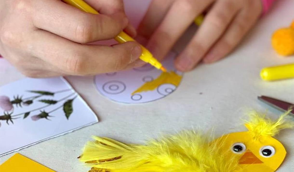 to hender med og påskekyllinger, gul tusj som de tegner med